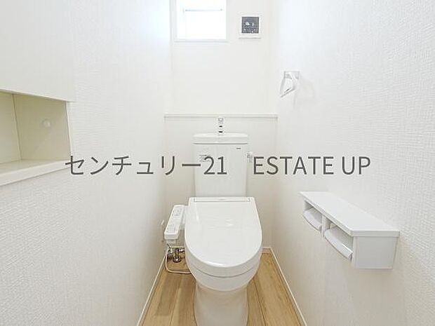 【トイレ】温水洗浄便座付きのトイレです。