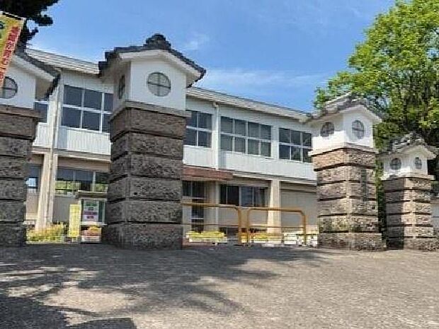 姶良市立柁城小学校まで1475m、姶良市立柁城小学校（校訓：明るい子ども・考える子ども・がんばる子ども）がすぐそばにあり元気に学び考え挑戦し続ける環境