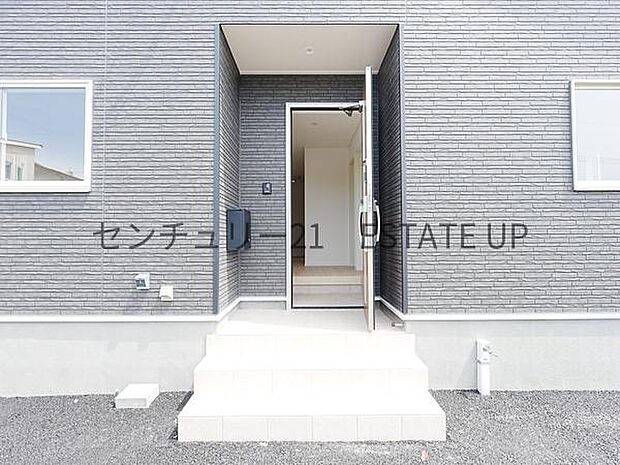 【玄関】大きなドアが帰りを出迎えてくれます。