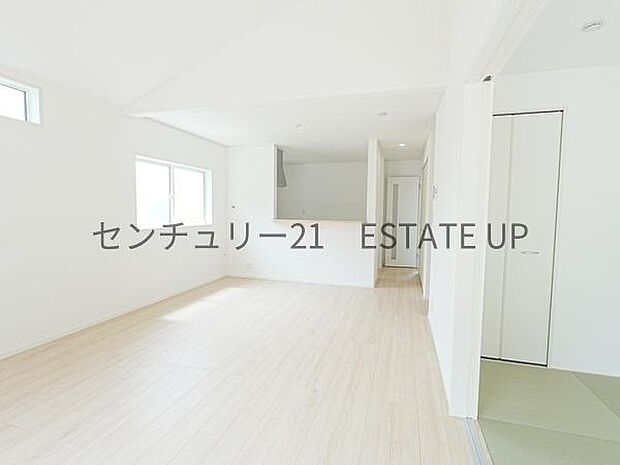 【リビング】ご家族皆様でゆったりとお過ごしいただけるリビングです。