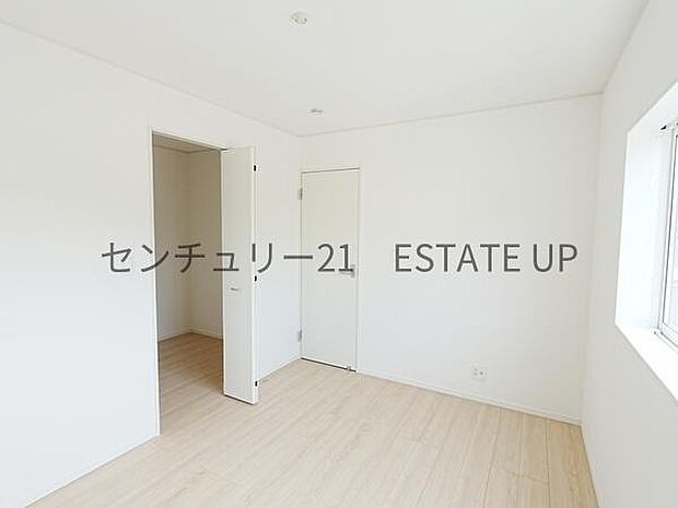 【洋室】奥に収納スペースもあるので広くご活用できます。