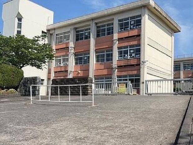 姶良市立加治木中学校まで2081m、姶良市立加治木中学校（校訓：「向学・自主・創造」）がすぐそばにあり、学びを大切に自主的に行動し、創造力を伸ばす教育環境