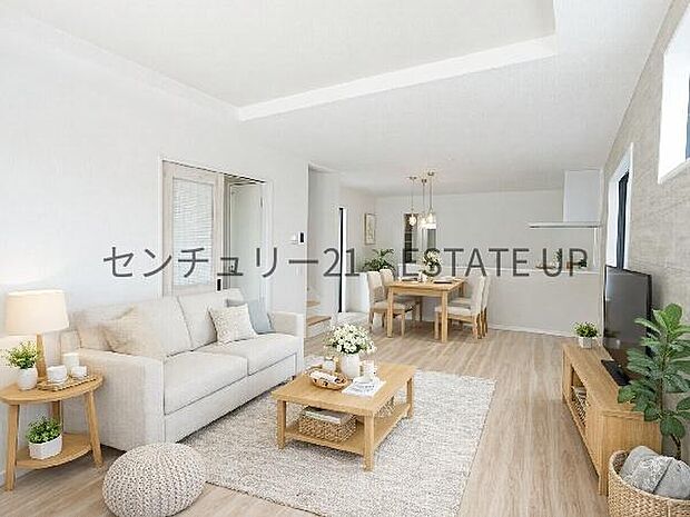 【リビング】リビング空間にキッチンがあり、みんなで食事を楽しめる空間。※ホームステージングしているイメージ図です。