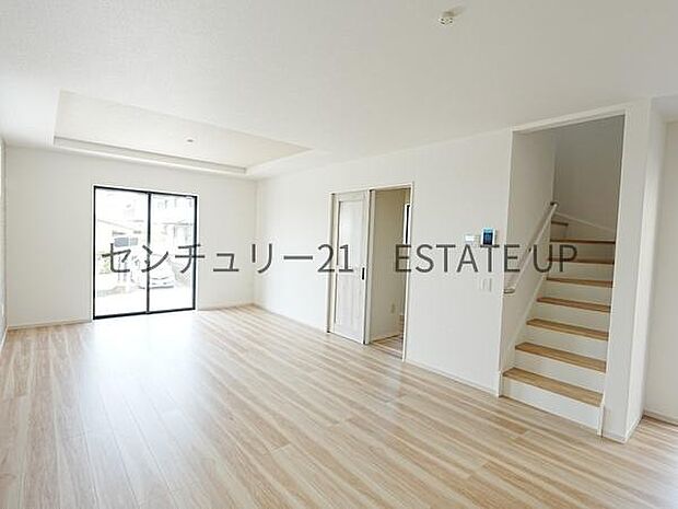 【リビング】心地いい光が差し込みます。過ごしやすいリビングで家族が快適な日々が送れます。