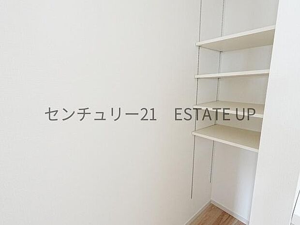 【洗面台・洗面所】洗面所横の収納スペース。