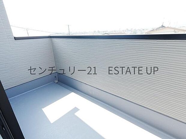 【バルコニー】日当たり良好のバルコニーもあるので洗濯物もよく乾きそうです。