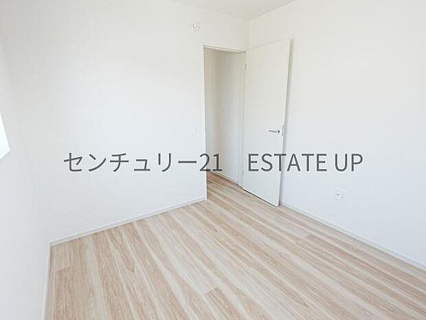 【洋室】4.8帖の洋室。ライフスタイルに合わせて、多目的にお使いいただけます。