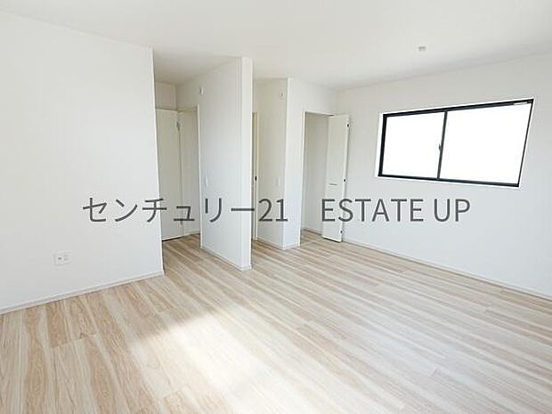 【洋室】二つの入り口で広々とした洋室です。仕切って分けてお使いもできます♪