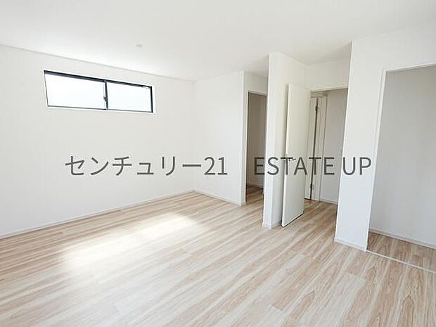 【洋室】二つの入り口で広々とした洋室です。仕切って分けてお使いもできます♪