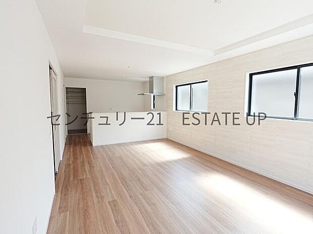 【リビング】ご家族皆様でゆったりとお過ごしいただけるリビングです。