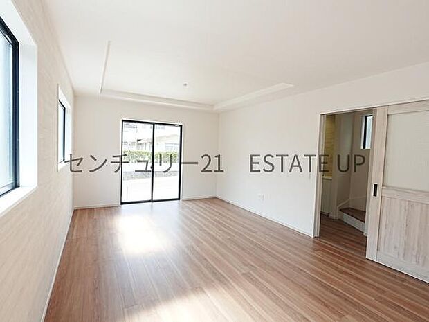 【リビング】心地いい光が差し込みます。過ごしやすいリビングで家族が快適な日々が送れます。