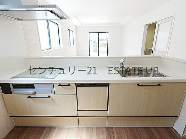 【キッチン】リビング全体を見渡せる対面式キッチン。リビングで過ごすご家族を見守りながら作業ができ、お互いの顔を見ながら会話ができます。
