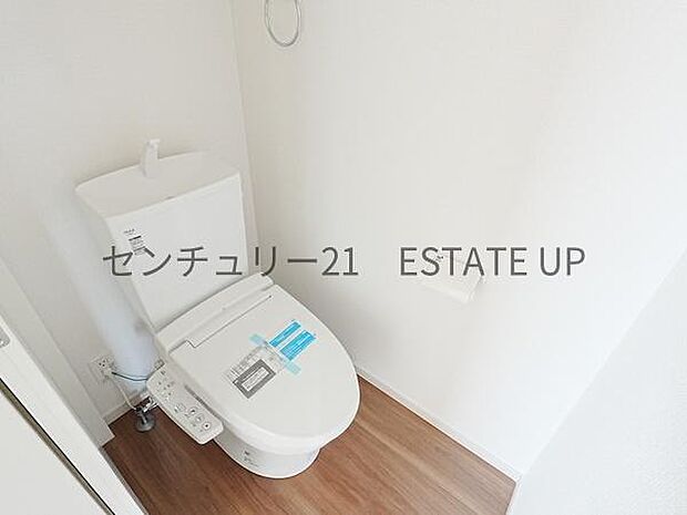 【トイレ】二階トイレ。各階にトイレが付いているので、忙しい朝の時間帯にも安心。