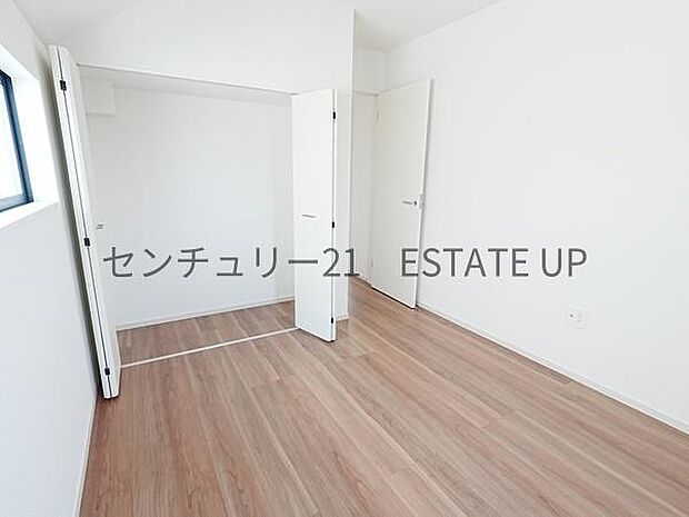 【洋室】5.2帖の洋室。ライフスタイルに合わせて、多目的にお使いいただけます。