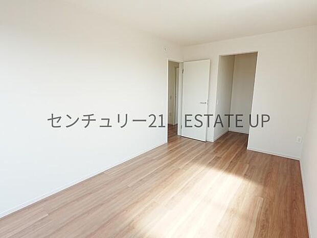 【洋室】9帖の洋室。バルコニーに出れる洋室で明るく快適な洋室です。