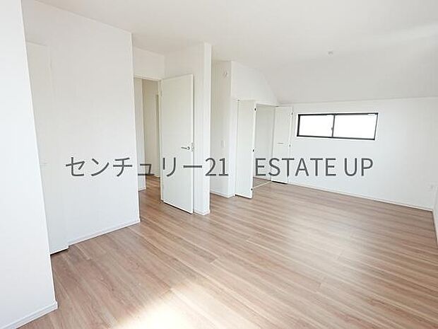 【洋室】二つの入り口で広々とした洋室です。仕切って分けてお使いもできます♪