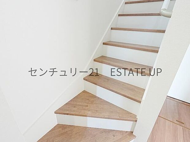 【階段】階段の途中でふと顔を合わせる、そんな日常の一コマが愛おしい。