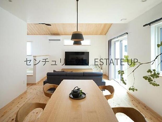 【リビング】20帖のリビング。採光も多く、開放感あふれる空間♪