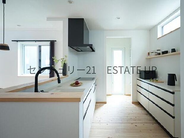 【キッチン】背面にカップボードが備わっておりたくさん収納可能です♪