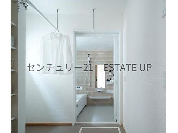【洗面台・洗面所】広々とした浴室。収納棚もあるので日用品も片付けできます！