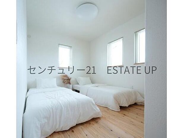 【洋室】5.2帖の主寝室。木の香りに包まれて地ラックスできる寝室です♪