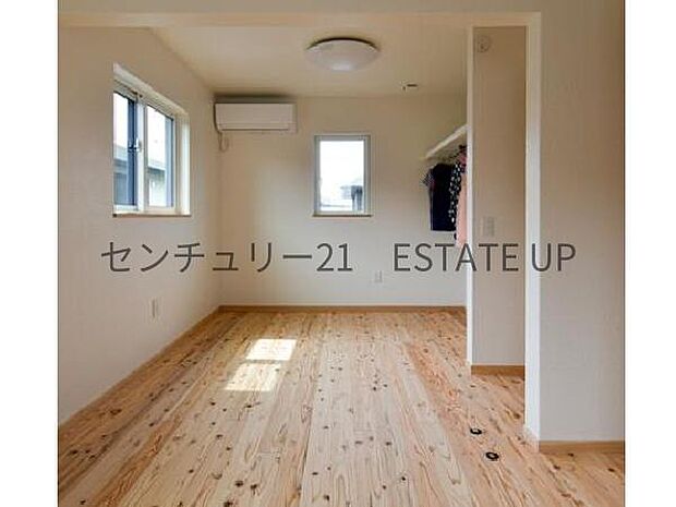 【洋室】二つの入り口で広々とした洋室です。