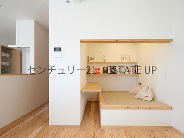 【リビング】秘密基地のような畳スペース。様々な使い方ができます♪