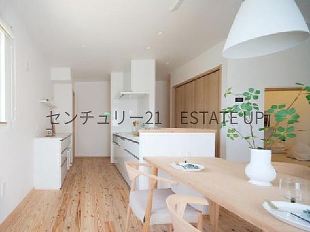 【キッチン】背面にカップボードが備わっておりたくさん収納可能です♪