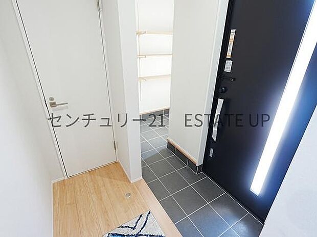【玄関】玄関に小さな収納スペースもあり、靴やお子様の遊び道具をすっきり収納できます♪