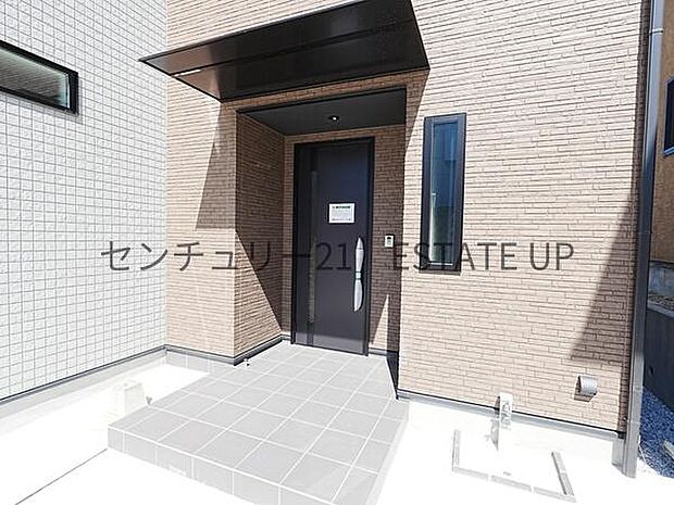 【玄関】大きなドアが帰りを出迎えてくれます。