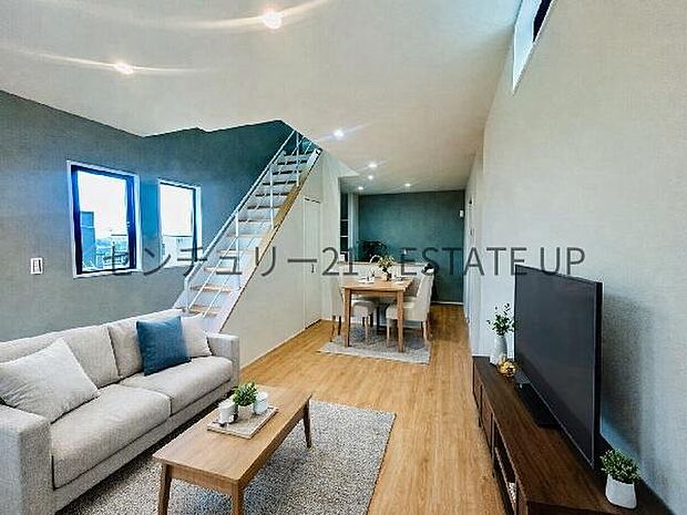 【リビング】リビング空間にキッチンがあり、みんなで食事を楽しめる空間。※ホームステージングしているイメージ図です。