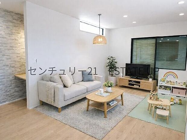 【リビング】広々としたリビング空間で、家族団らんや来客時にもゆったり過ごせる心地よい空間。※ホームステージングしているイメージ図です。