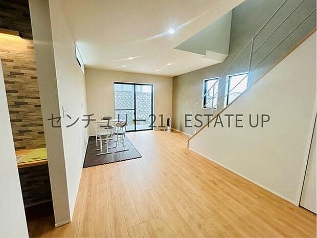 【リビング】心地いい光が差し込みます。過ごしやすいリビングで家族が快適な日々が送れます。