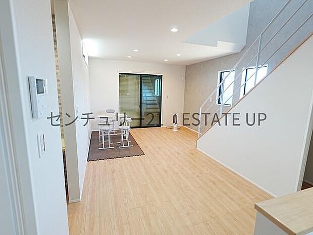 【リビング】心地いい光が差し込みます。過ごしやすいリビングで家族が快適な日々が送れます。