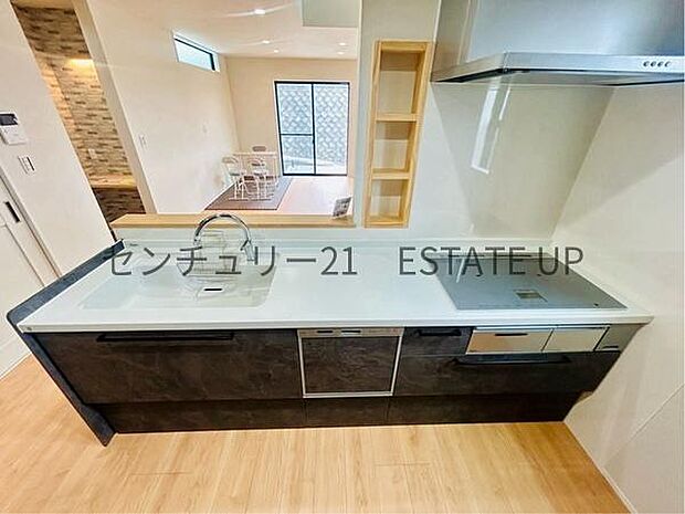 【キッチン】火力の調整が楽で安全性の高い人気のIH。お子様も見守れる対面キッチンです。