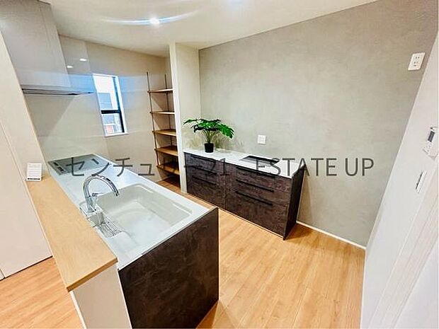 【キッチン】背面は、家電置き場としてもご利用いただけます。作業スペースにもなるため、ご家族やご友人と料理をする際などに重宝しそうです。