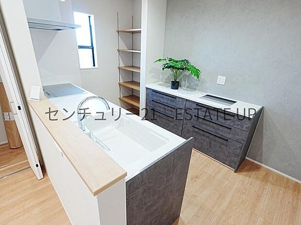 【キッチン】背面は、家電置き場としてもご利用いただけます。作業スペースにもなるため、ご家族やご友人と料理をする際などに重宝しそうです。