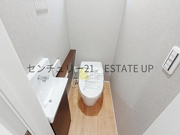 【トイレ】トイレ内に手洗いスペースを完備で鏡も置いてオシャレに。