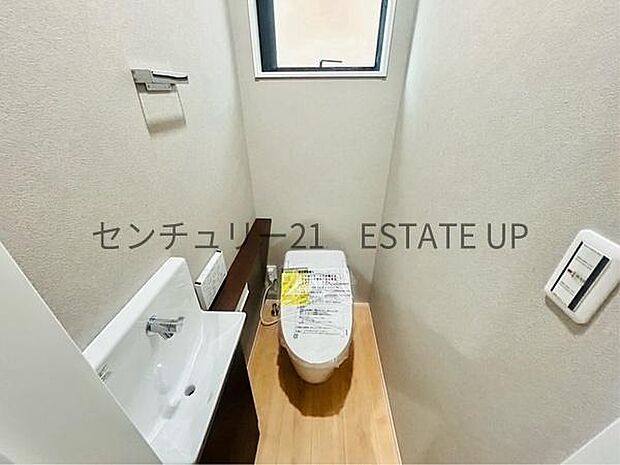 【トイレ】トイレ内に手洗いスペースを完備で鏡も置いてオシャレに。