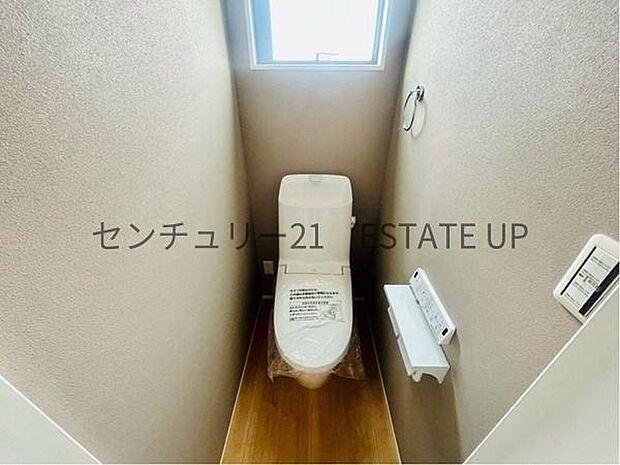 【トイレ】二階トイレ。各階にトイレが付いているので、忙しい朝の時間帯にも安心。