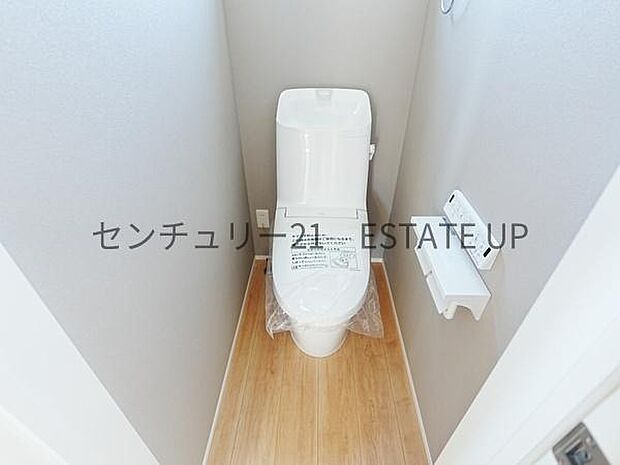 【トイレ】二階トイレ。各階にトイレが付いているので、忙しい朝の時間帯にも安心。