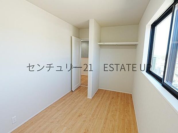 【洋室】窓がついていることで日中も明るくお部屋で過ごせます。