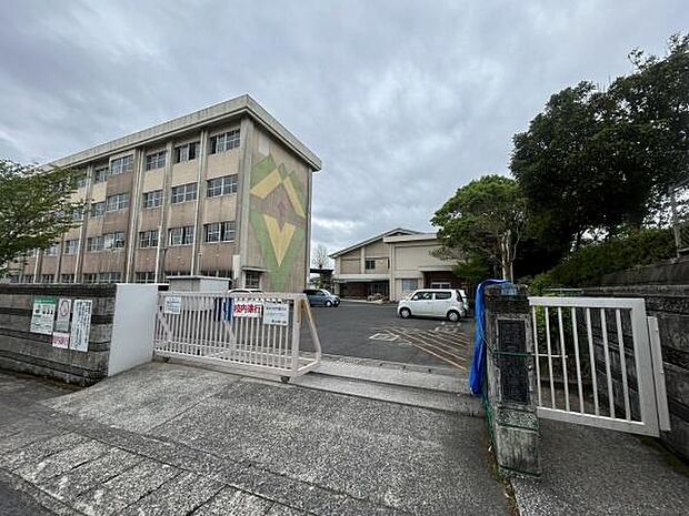 鹿児島市立川上小学校まで2213m、川上小学校では、校訓「かしこく・やさしく・たくましく」を大切にしています。