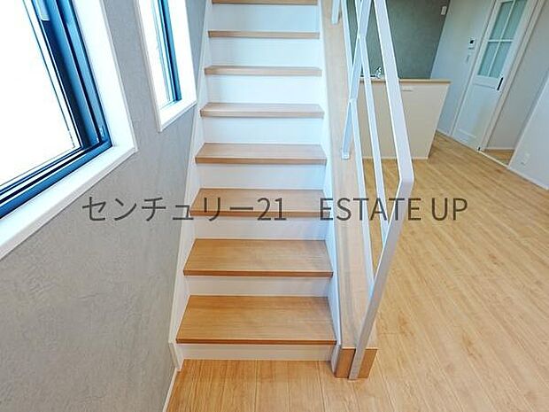 【階段】リビング階段なので家族のコミュニケーションが増えますね。