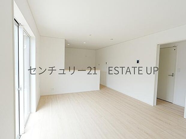 【リビング】心地いい光が差し込みます。過ごしやすいリビングで家族が快適な日々が送れます。