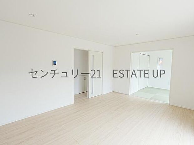【リビング】リビングに畳の部屋があり来客室やキッズのスペース多様にご使用いただけます。