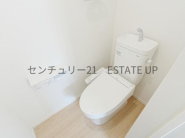 【トイレ】温水洗浄便座付きのトイレです。
