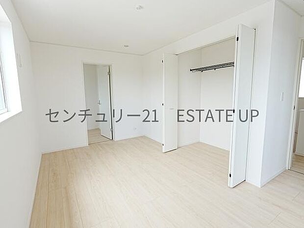 【洋室】クローゼットがあるのですぐに着替えができ便利です♪