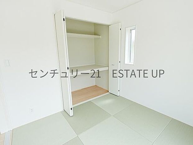 【和室】リビングに和室があり、来客室にも、思い切りお子様が遊べるキッズスペースにもお昼寝スペースにも多様に使用できます！