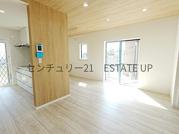 【リビング】心地いい光が差し込みます。過ごしやすいリビングで家族が快適な日々が送れます。